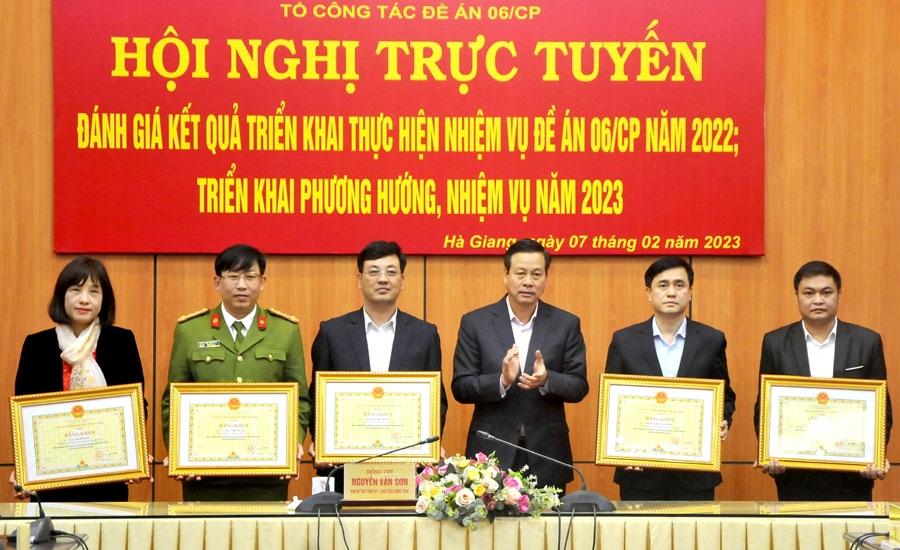 Chủ tịch UBND tỉnh Nguyễn Văn Sơn tặng Bằng khen cho các cá nhân.