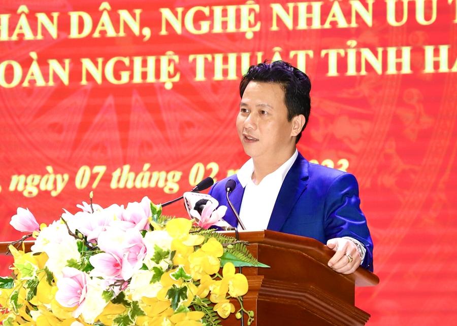 Bí thư Tỉnh ủy Đặng Quốc Khánh phát biểu động viên các nghệ nhân, nghệ sĩ