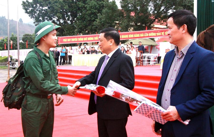 Trưởng Ban Tổ chức Tỉnh ủy Nguyễn Minh Tiến động viên tân binh lên đường nhập ngũ.