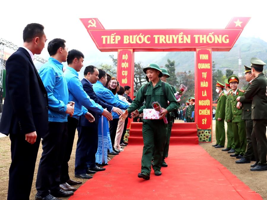 Các tân binh huyện Mèo Vạc hăng hái lên đường nhập ngũ năm 2023.