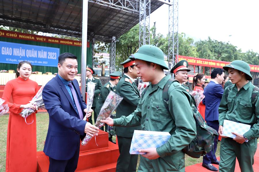 Phó Chủ tịch Thường trực UBND tỉnh Hoàng Gia Long tặng quà tiễn các Tân binh lên đường nhập ngũ
