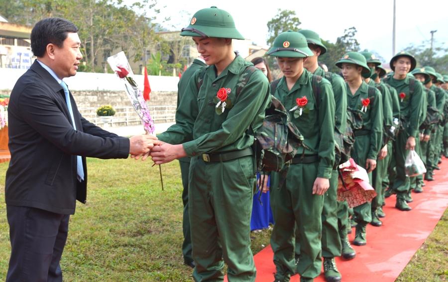 Phó Bí thư Tỉnh ủy Nguyễn Mạnh Dũng thăm hỏi, động viên các tân binh lên đường nhập ngũ.