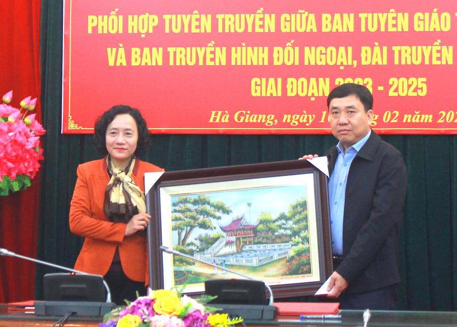 Trưởng Ban truyền hình đối ngoại VTV4 Tào Thị Thanh Xuân tặng bức tranh lưu niệm cho đồng chí Nguyễn Mạnh Dũng.