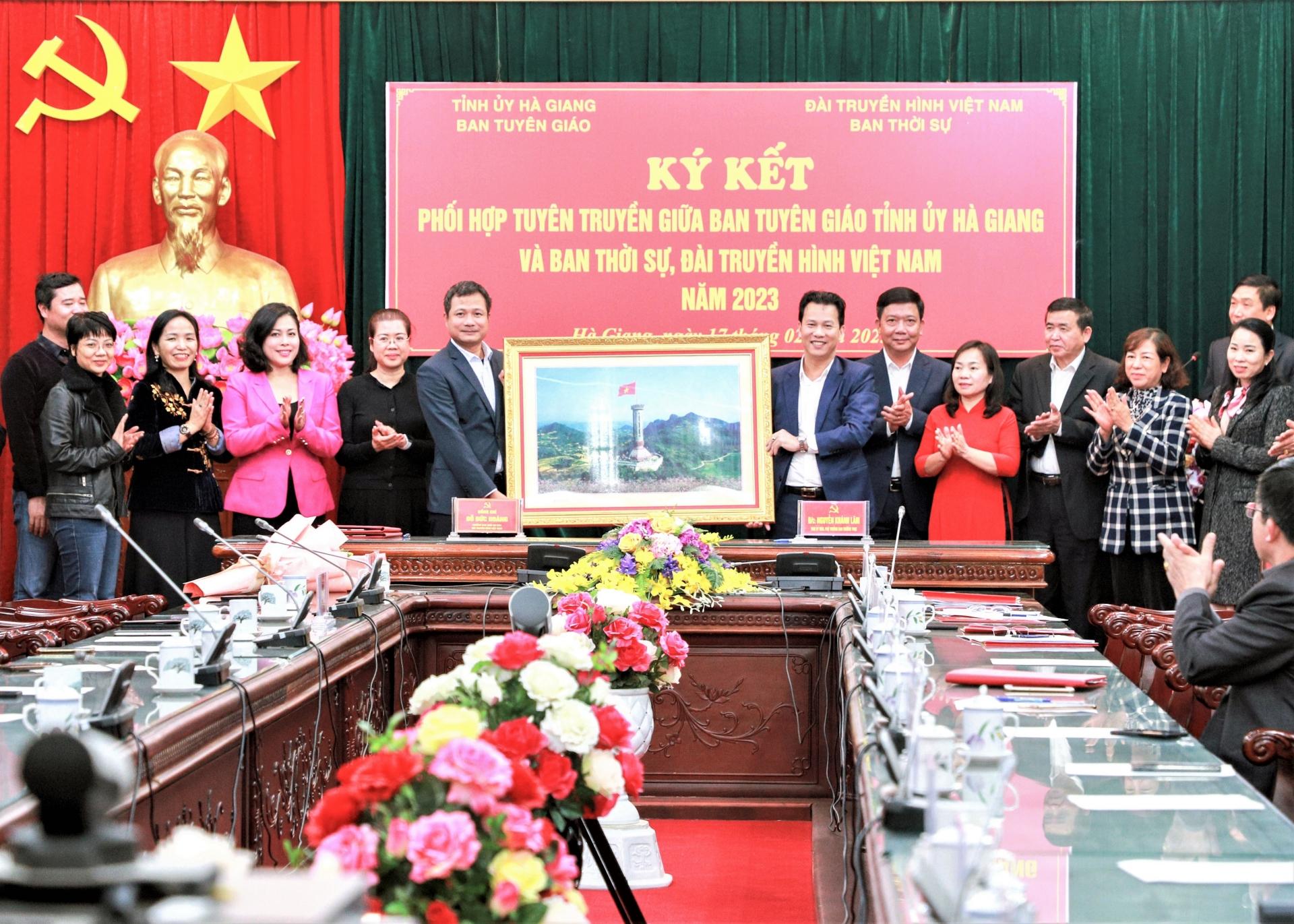 Bí thư Tỉnh ủy Đặng Quốc Khánh tặng bức ảnh Cột cờ Quốc gia Lũng Cú cho Ban Thời sự VTV1, Đài Truyền hình Việt Nam.