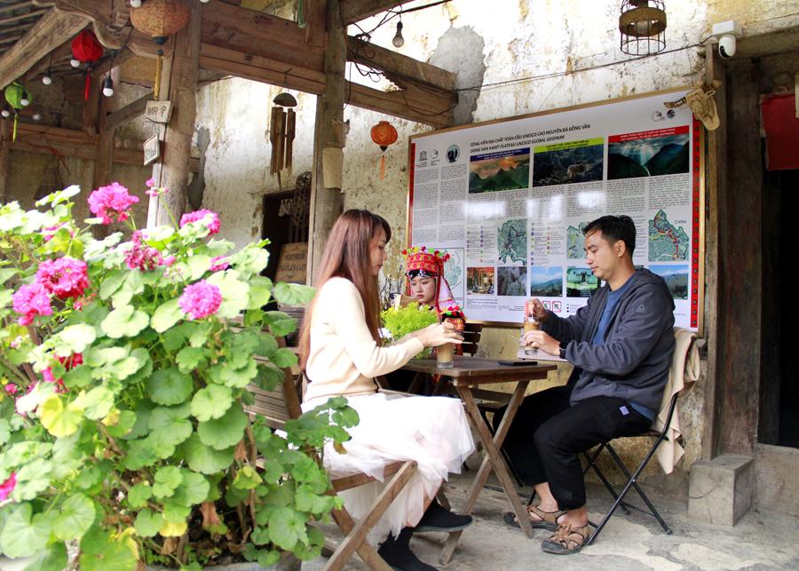 Khách du lịch trải nghiệm tại Cafe Cực Bắc, xã Lũng Cú (Đồng Văn).
