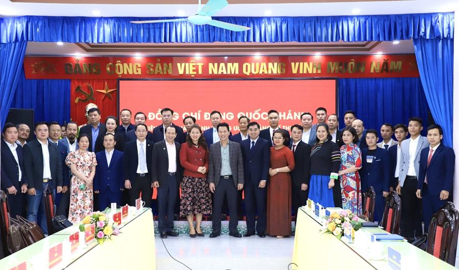 Bí thư Tỉnh ủy Đặng Quốc Khánh chụp ảnh lưu niệm với các doanh nhân trẻ