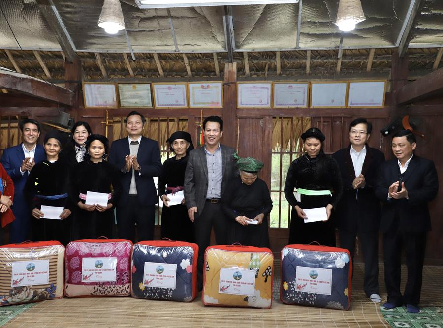 Bí thư Tỉnh ủy Đặng Quốc Khánh tặng quà cho 5 gia đình chính sách, người cao tuổi thôn Bản Lạn