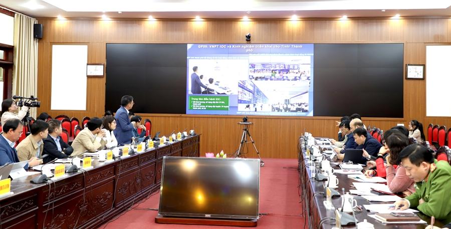 Các đại biểu nghe lãnh đạo VNPT Hà Giang đề xuất các giải pháp CĐS trên địa bàn tỉnh.