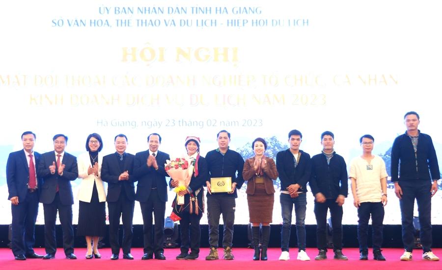 Phó Chủ tịch UBND tỉnh Trần Đức Quý trao Giải thưởng Du lịch cộng đồng ASEAN cho Hợp tác xã Dịch vụ Du lịch cộng đồng Quản Bạ