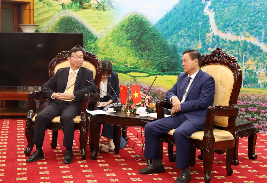 Chủ tịch UBND tỉnh Nguyễn Văn Sơn trao đổi với Phó Châu trưởng châu Văn Sơn Trần Chí Thành.