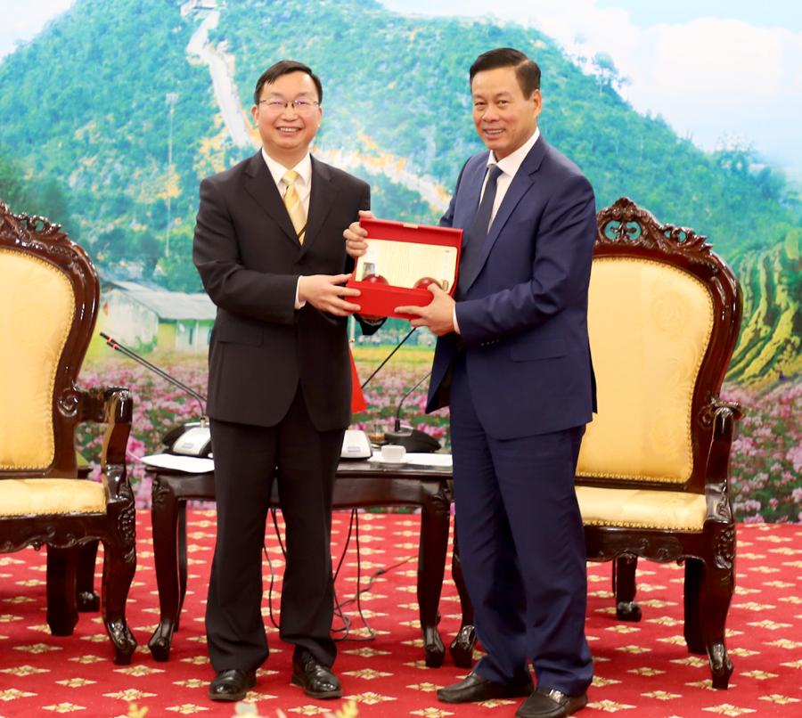 Chủ tịch UBND tỉnh Nguyễn Văn Sơn tặng quà sản phẩm tiêu biểu của tỉnh cho Phó Châu trưởng châu Văn Sơn Trần Chí Thành.