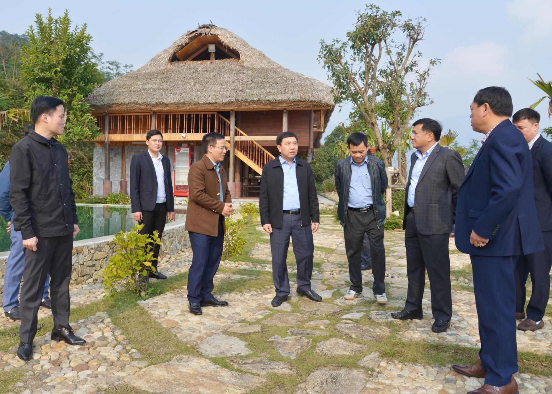 Phó Bí thư Tỉnh ủy Nguyễn Mạnh Dũng thăm mô hình homestay tại thôn Khuổi Mi, xã Phương Độ.