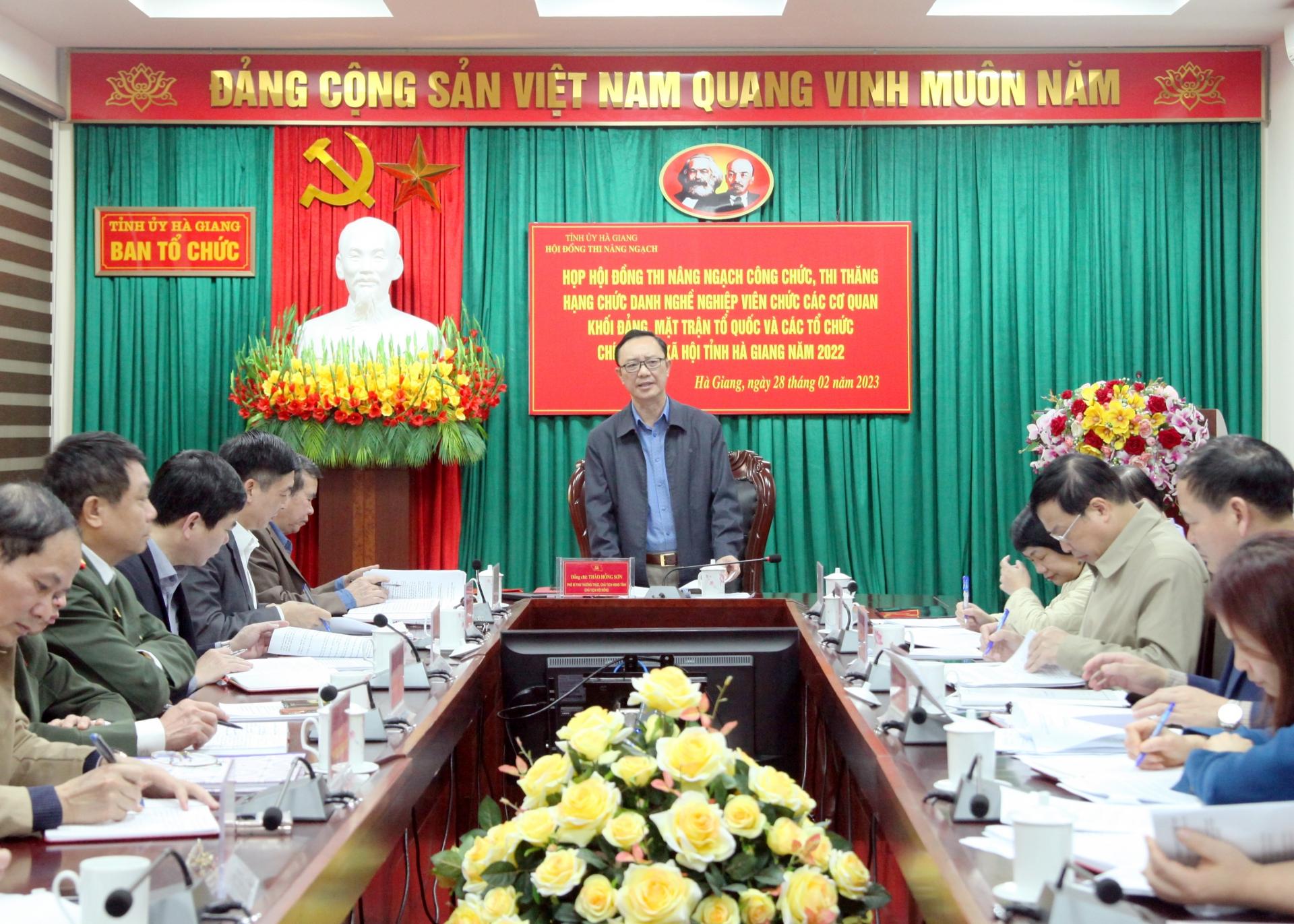 Phó Bí thư Thường trực Tỉnh ủy, Chủ tịch HĐND tỉnh, Chủ tịch Hội đồng thi Thào Hồng Sơn kết luận cuộc họp.