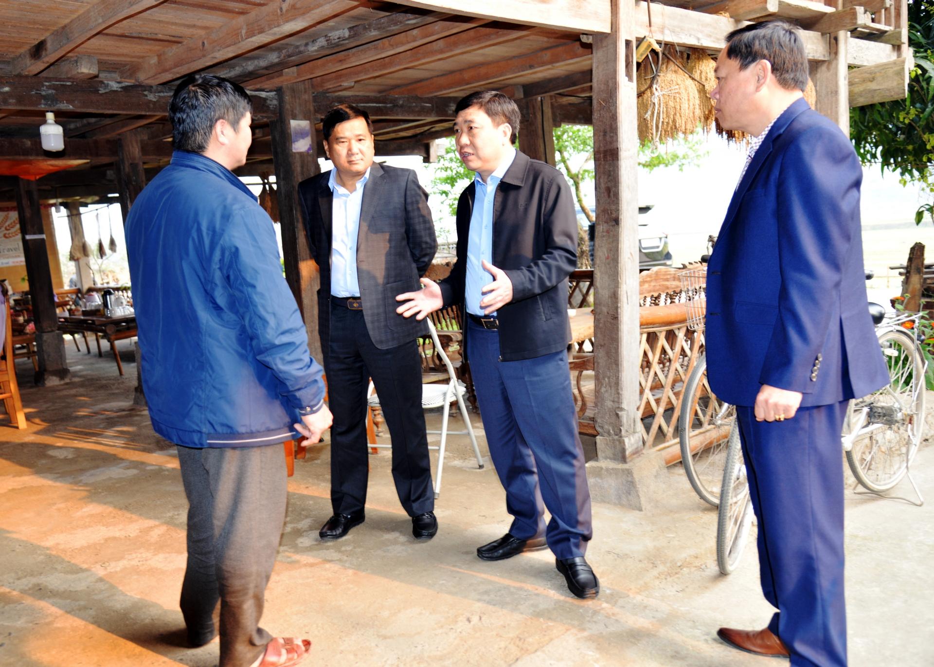 Phó Bí thư Tỉnh ủy Nguyễn Mạnh Dũng thăm mô hình homestay tại thôn Tha, xã Phương Độ.