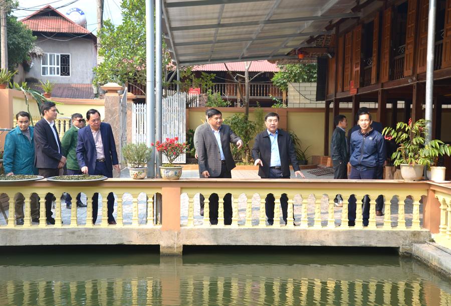 Phó Bí thư Tỉnh ủy Nguyễn Mạnh Dũng thăm mô hình homestay tại thôn Châng, xã Phương Thiện.