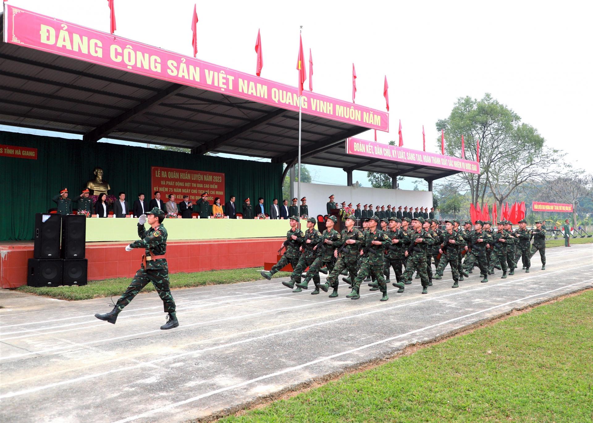 Các đơn vị của Bộ CHQS tỉnh diễu hành biểu dương lực lượng tại buổi lễ.