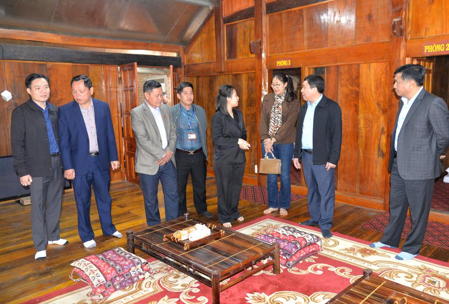 Phó Bí thư Tỉnh ủy Nguyễn Mạnh Dũng thăm mô hình homestay tại thôn Bản Cưởm, xã Ngọc Đường.