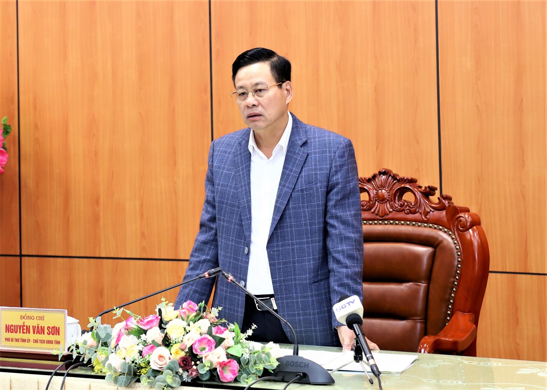 Chủ tịch UBND tỉnh Nguyễn Văn Sơn phát biểu tại cuộc họp.