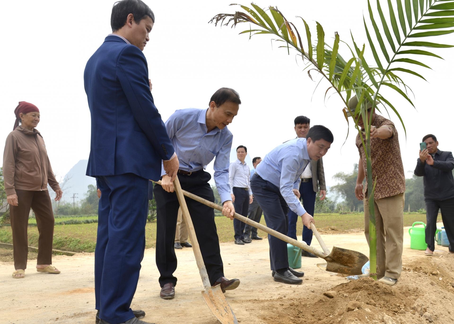 Phó Bí thư Tỉnh ủy Nguyễn Mạnh Dũng cùng bà con thôn Hạ Quang, xã Vĩ Thượng trồng cây xanh ven đường.