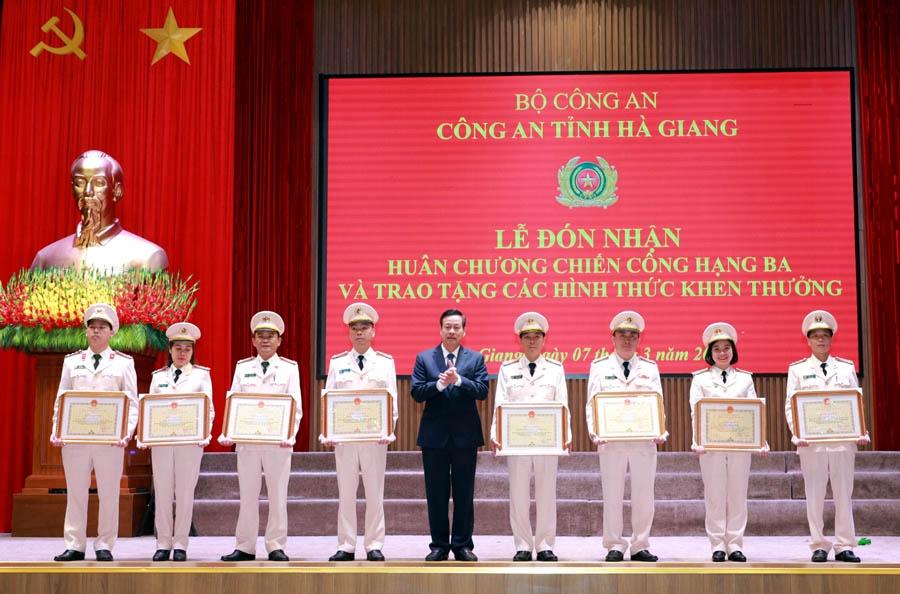 Phó Bí thư Tỉnh ủy, Chủ tịch UBND tỉnh Nguyễn Văn Sơn trao Bằng khen của UBND tỉnh cho các tập thể, cá nhân có thành tích xuất sắc.