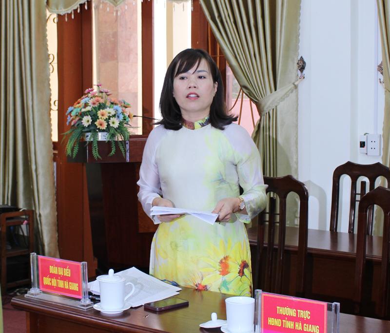 Đồng chí Lý Thị Lan, Ủy viên BTV Tỉnh ủy; Phó Trưởng đoàn ĐBQH tỉnh Hà Giang nhấn mạnh vai trò của Ủy ban MTTQ trong việc lấy ý kiến của Nhân dân nhằm hoàn thiện Luật đất đai (sửa đổi).