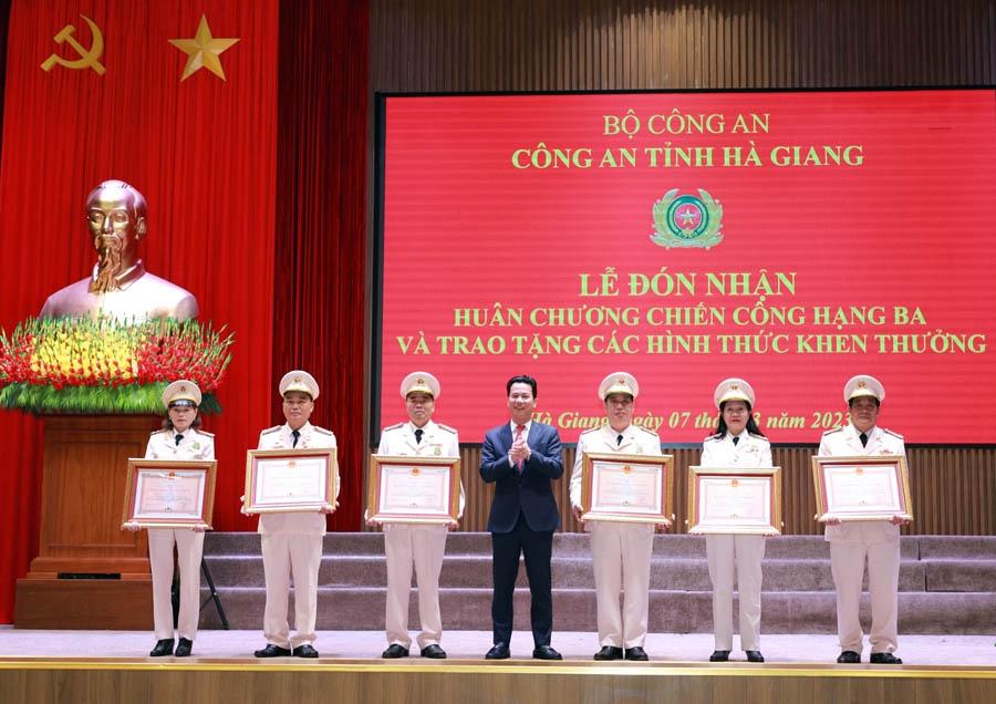 Thừa ủy quyền Chủ tịch nước CHXHCN Việt Nam, Bí thư Tỉnh ủy Đặng Quốc Khánh trao Huân chương Bảo vệ Tổ quốc hạng Ba cho các đồng chí lãnh đạo, chỉ huy có quá trình cống hiến trong Công an Nhân dân.