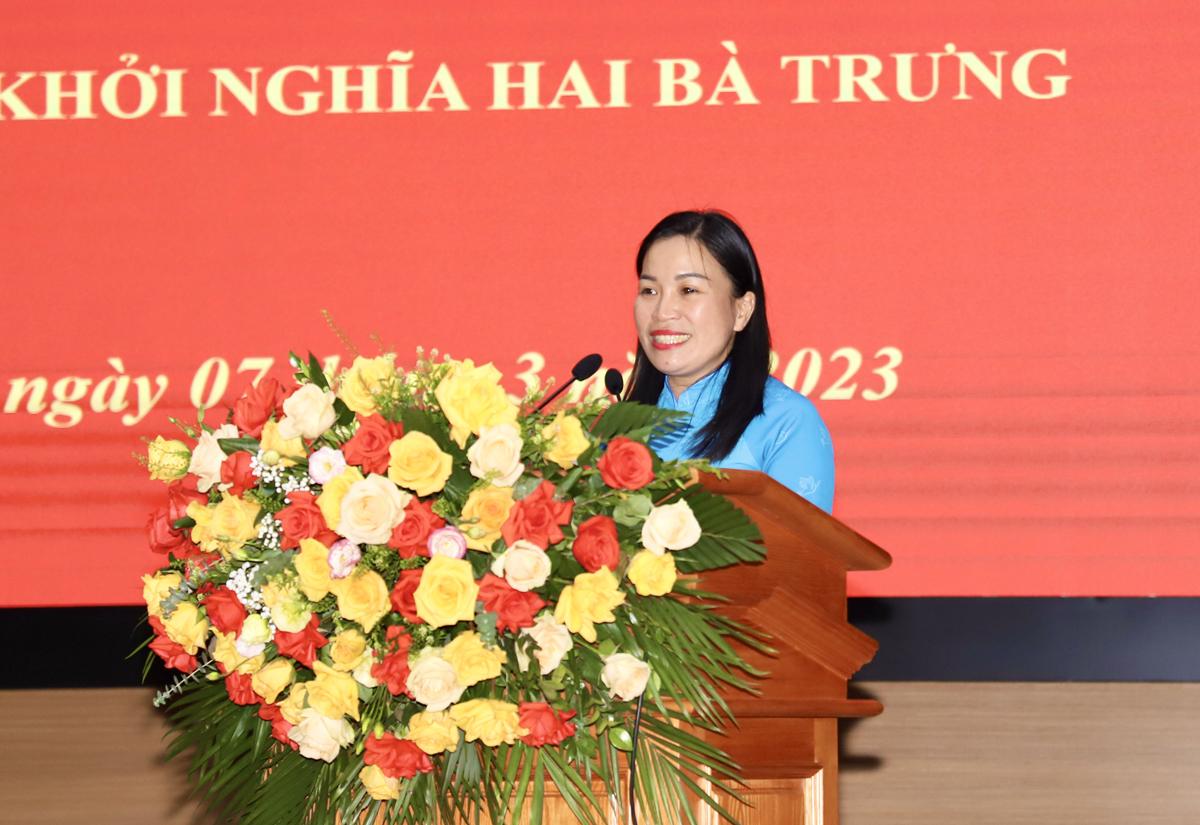 Chủ tịch Hội Liên hiệp Phụ nữ tỉnh Chu Thị Ngọc Diệp trình bày diễn văn ôn lại truyền thống ngày Quốc tế phụ nữ