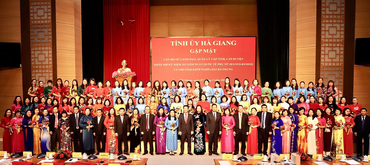 Các đồng chí lãnh đạo tỉnh chụp ảnh lưu niệm với các đồng chí cán bộ nữ quản lý, lãnh đạo cấp tỉnh, cấp huyện.