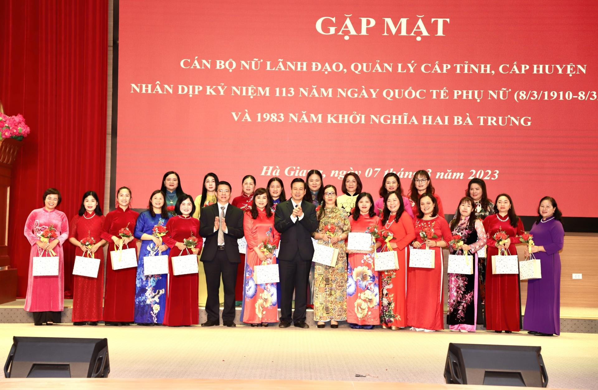 Chủ tịch UBND tỉnh Nguyễn Văn Sơn và Trưởng ban Dân vận Tỉnh ủy Trần Mạnh Lợi tặng hoa và quà chúc mừng các đồng chí cán bộ nữ lãnh đạo, quản lý cấp huyện