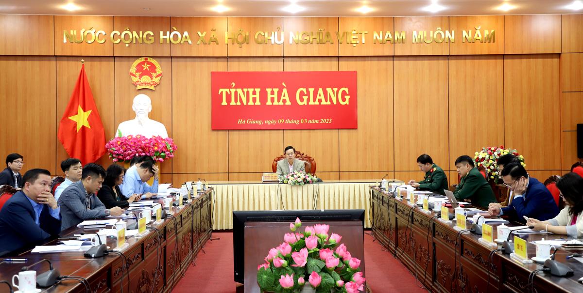 Chủ tịch UBND tỉnh Nguyễn Văn Sơn và các đại biểu dự tại điểm cầu của tỉnh.