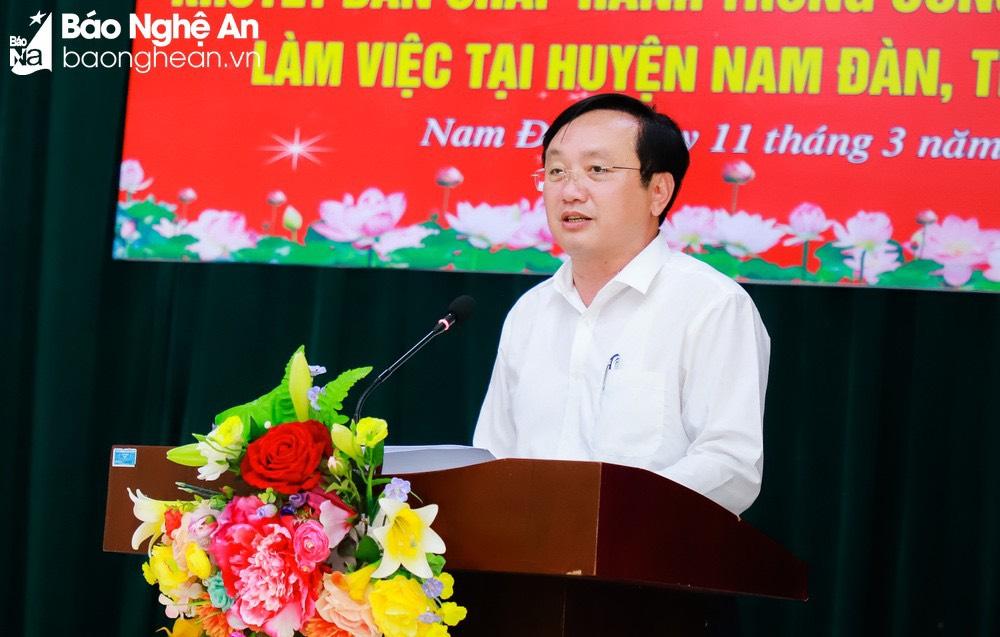 Đồng chí Nguyễn Hồng Sơn - Chủ tịch UBND huyện Nam Đàn báo cáo một số kết quả về công tác xây dựng nông thôn mới nâng cao, nông thôn mới kiểu mẫu trên địa bàn huyện.
