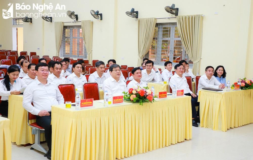 Các đồng chí lãnh đạo tỉnh Nghệ An và Đoàn công tác của Lớp bồi dưỡng, cập nhật kiến thức đối với các đồng chí Ủy viên dự khuyết Ban Chấp hành Trung ương Đảng khóa XIII tại cuộc làm việc ở xã Nam Giang, huyện Nam Đàn.