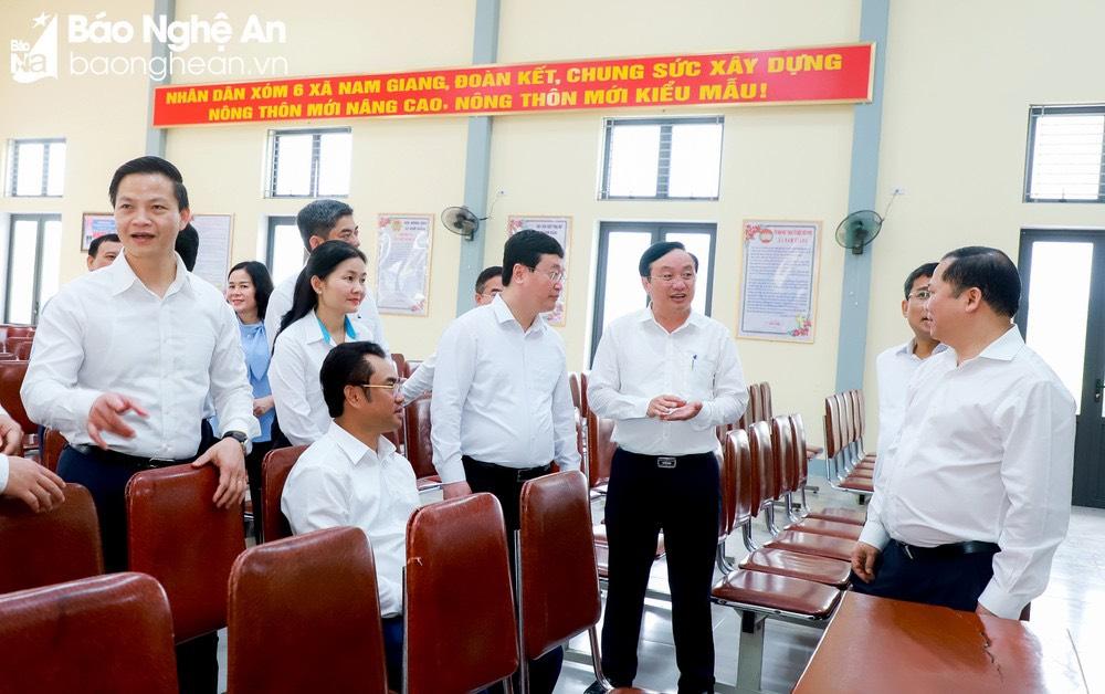 Đoàn nghe đồng chí Nguyễn Hồng Sơn - Chủ tịch UBND huyện Nam Đàn báo cáo một số nội dung liên quan đến huy động nguồn lực xây dựng nông thôn mới kiểu mẫu.