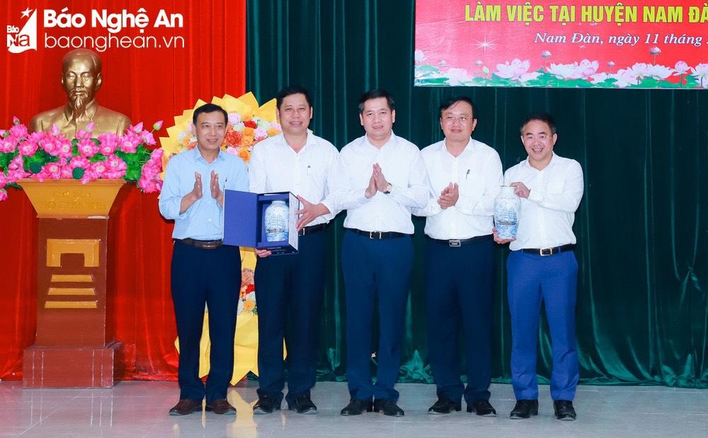 Đồng chí Nguyễn Long Hải trao tặng quà lưu niệm của Lớp bồi dưỡng, cập nhật kiến thức đối với các đồng chí Ủy viên dự khuyết Ban Chấp hành Trung ương Đảng khóa XIII đến huyện Nam Đàn và xã Nam Giang.