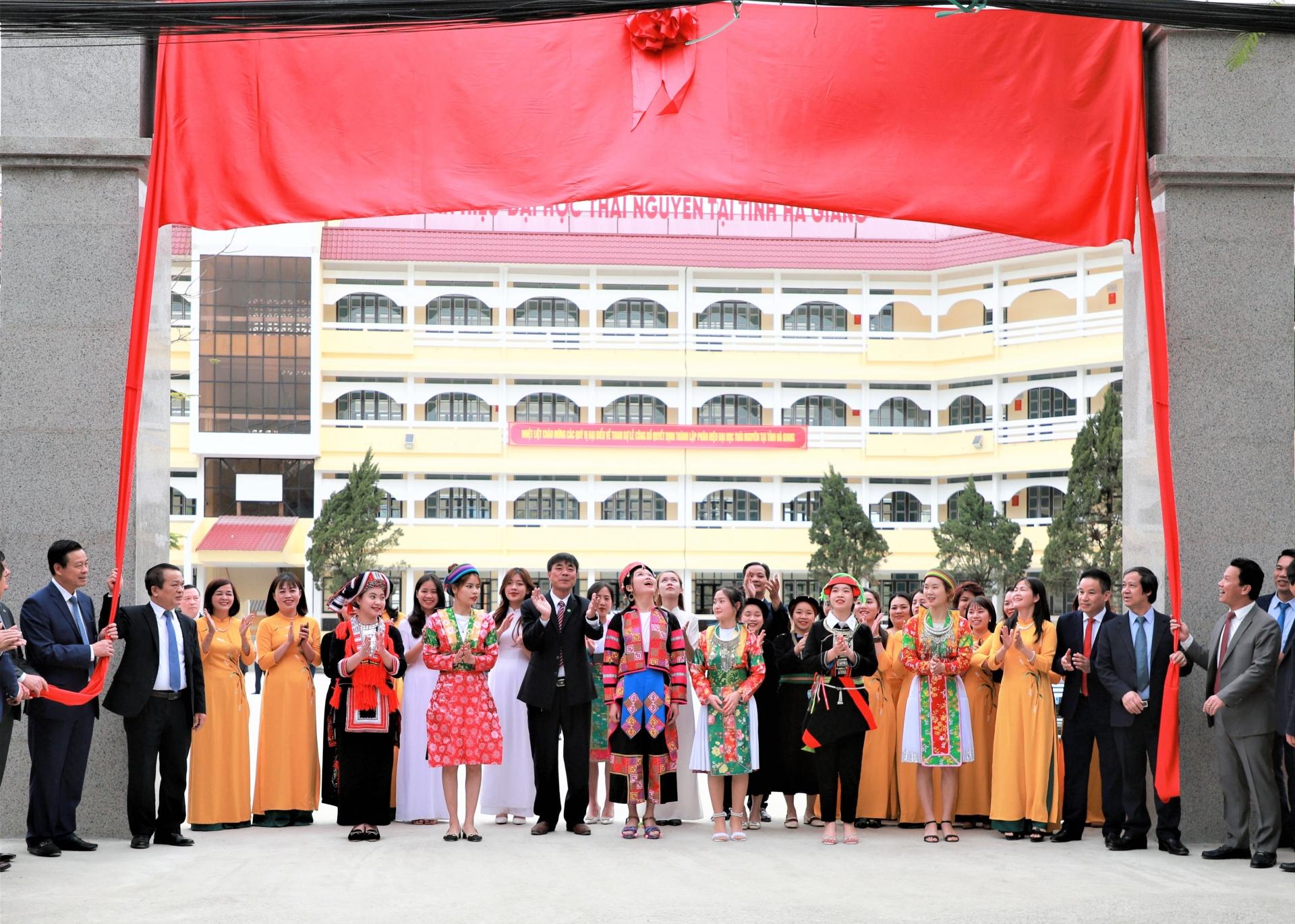 Các đại biểu cắt băng thành lập Phân hiệu Đại học Thái Nguyên tại Hà Giang.