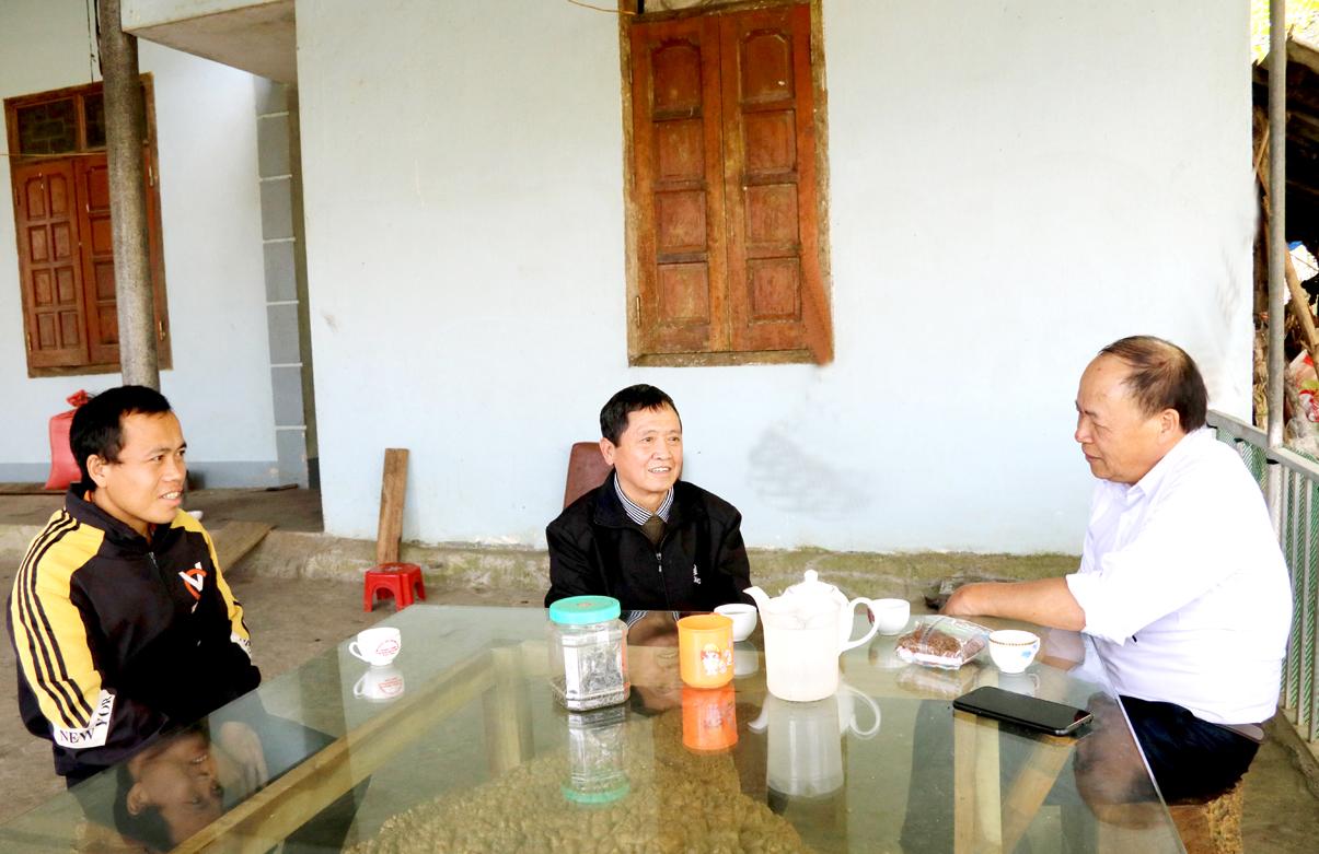 Ông Vàng Xín Dư (giữa), người có uy tín ở xã Tả Ván (Quản Bạ) trao đổi công việc với lãnh đạo xã.