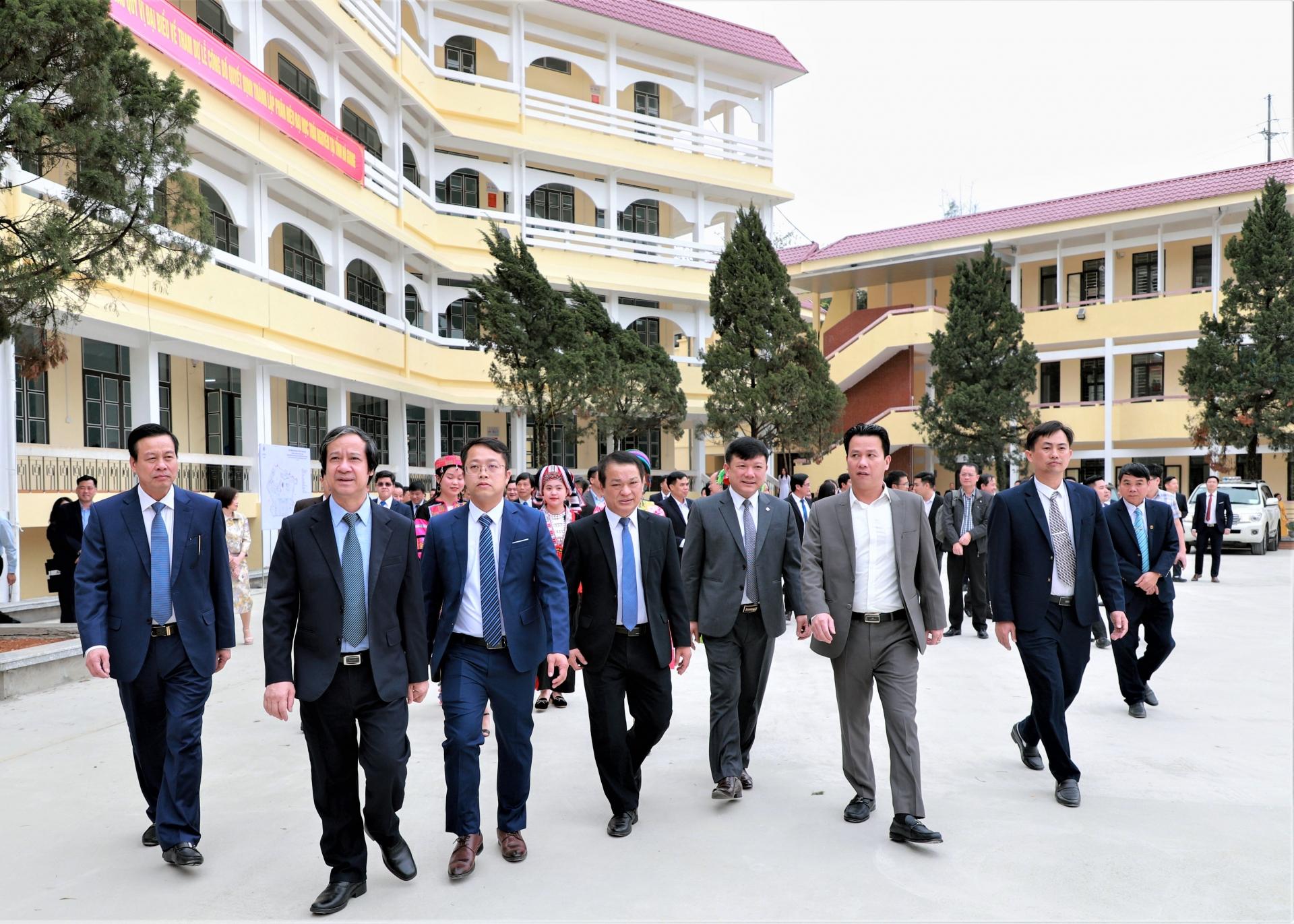 Các đại biểu tham quan thực tế Phân hiệu Đại học Thái Nguyên tại Hà Giang.