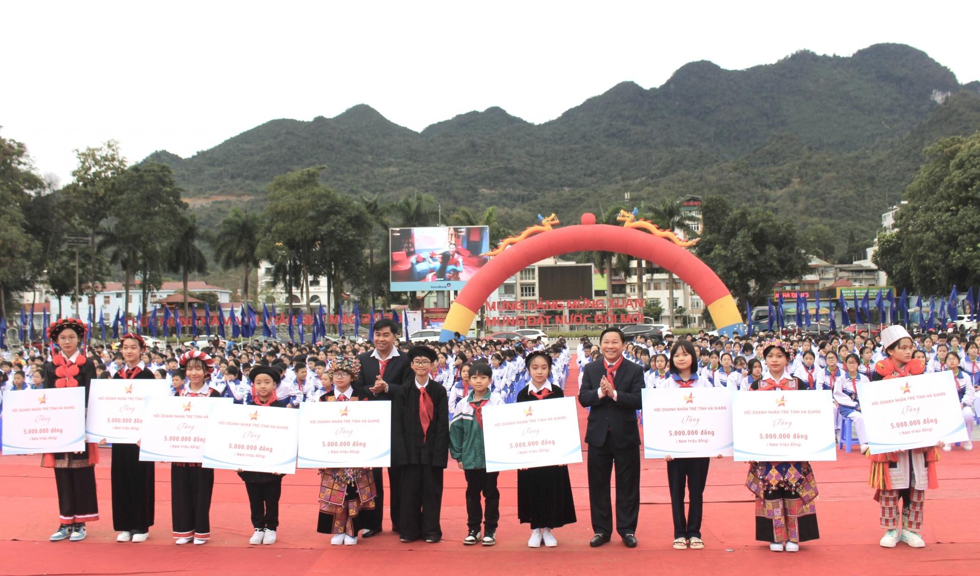 Đồng chí Hoàng Văn Vịnh và Hội Doanh nhân trẻ tặng quà cho Hội đồng đội các huyện, thành phố