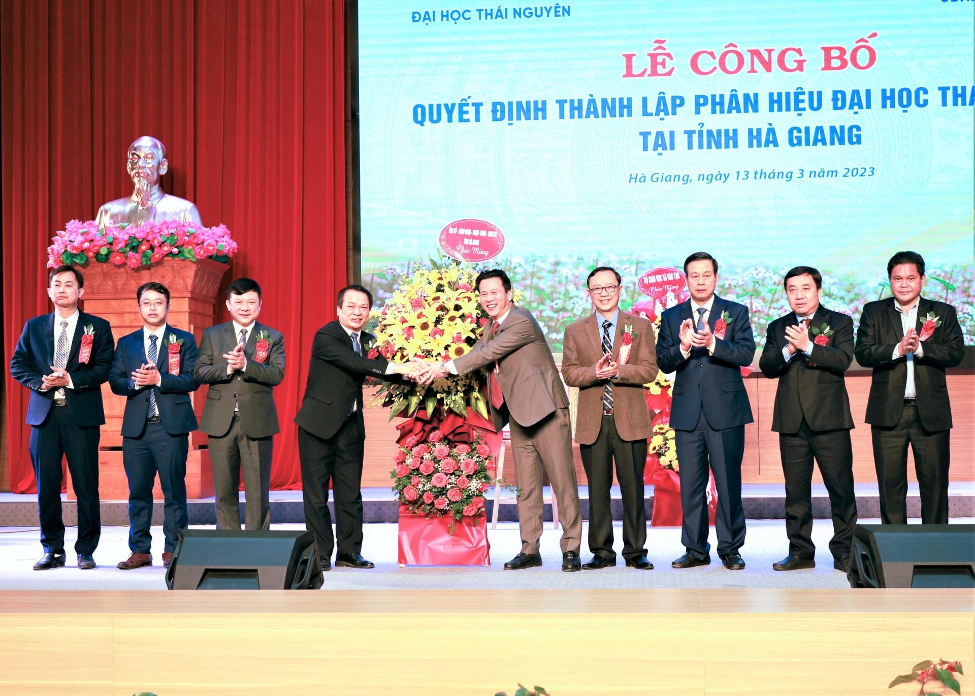 Các đồng chí lãnh đạo tỉnh tặng hoa chúc mừng Phân hiệu Đại học Thái Nguyên tại tỉnh Hà Giang