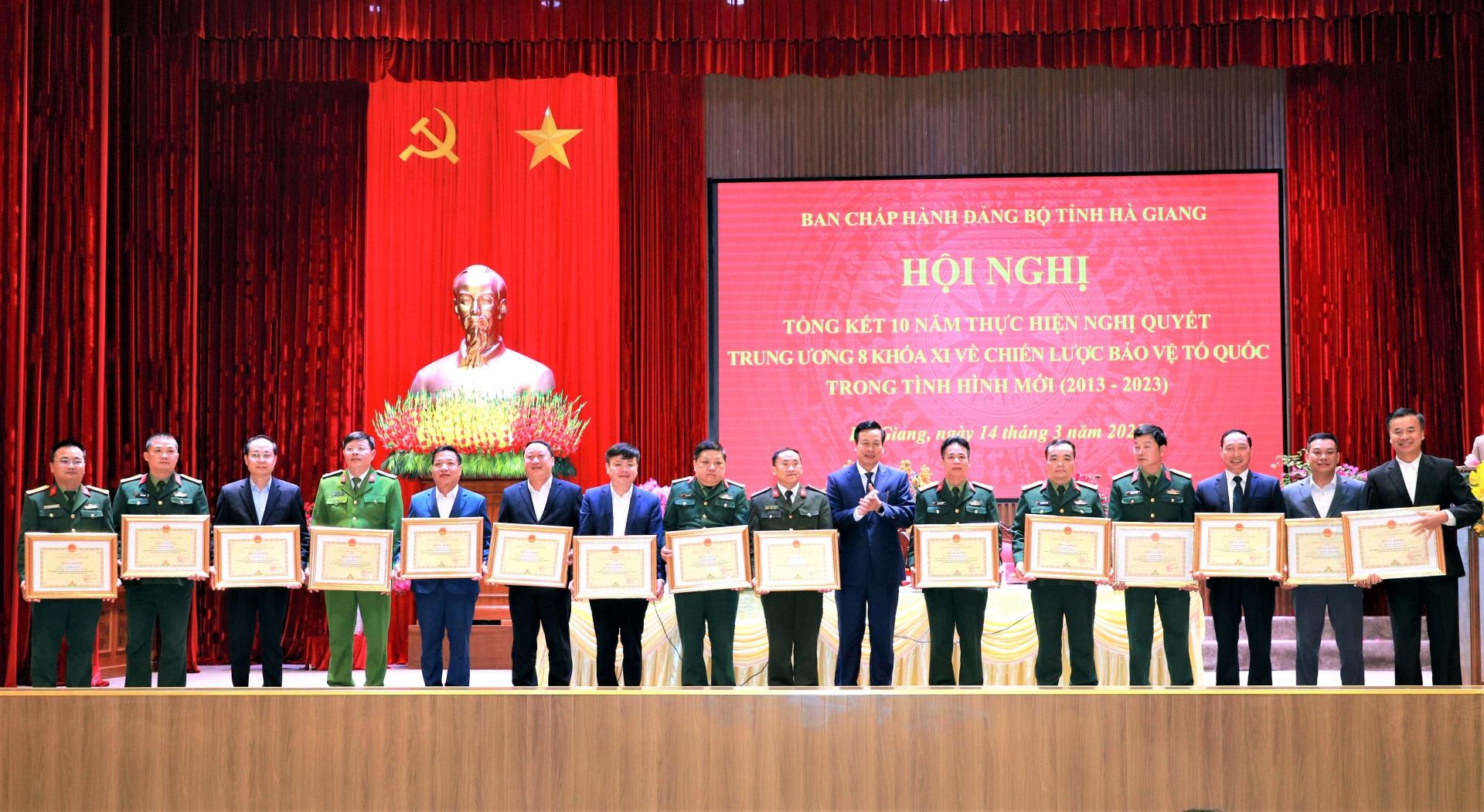 Phó Bí thư Tỉnh ủy, Chủ tịch UBND tỉnh Nguyễn Văn Sơn trao Bằng khen cho các cá nhân có thành tích xuất sắc trong 10 năm thực hiện Nghị quyết Trung ương 8, khóa XI về Chiến lược bảo vệ Tổ quốc trong tình hình mới (2013 - 2023).