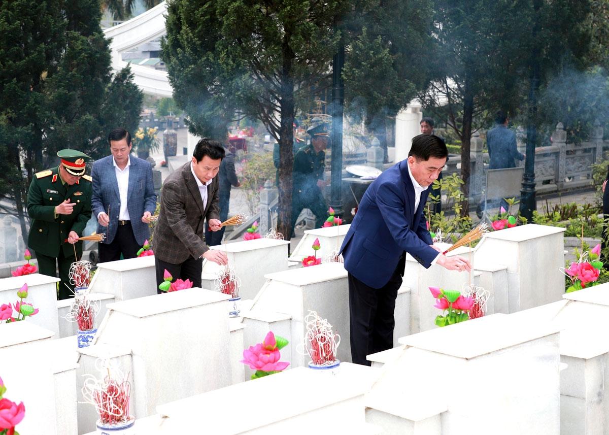 Chủ nhiệm Ủy ban Kiểm tra T.Ư Trần Cẩm Tú cùng đoàn công tác và các đồng chí lãnh đạo tỉnh thắp hương phần mộ các AHLS tại Nghĩa trang Liệt sĩ Quốc gia Vị Xuyên.