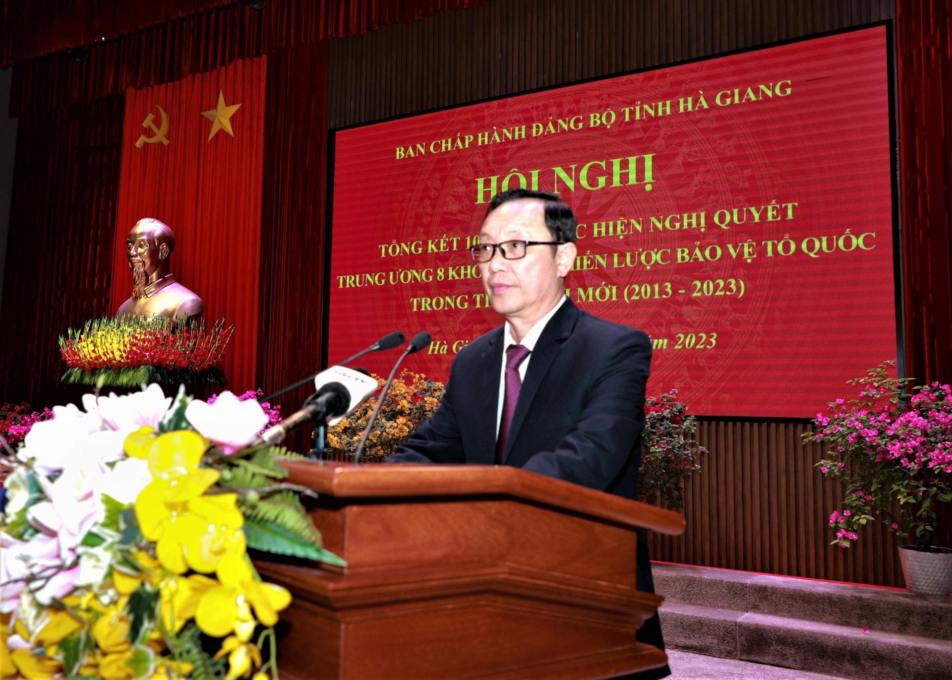 Phó Bí thư Thường trực Tỉnh ủy, Chủ tịch HĐND tỉnh Thào Hồng Sơn báo cáo kết quả 10 năm thực hiện Nghị quyết T.Ư 8 khóa XI về Chiến lược bảo vệ Tổ quốc trong tình hình mới (2013 - 2023).