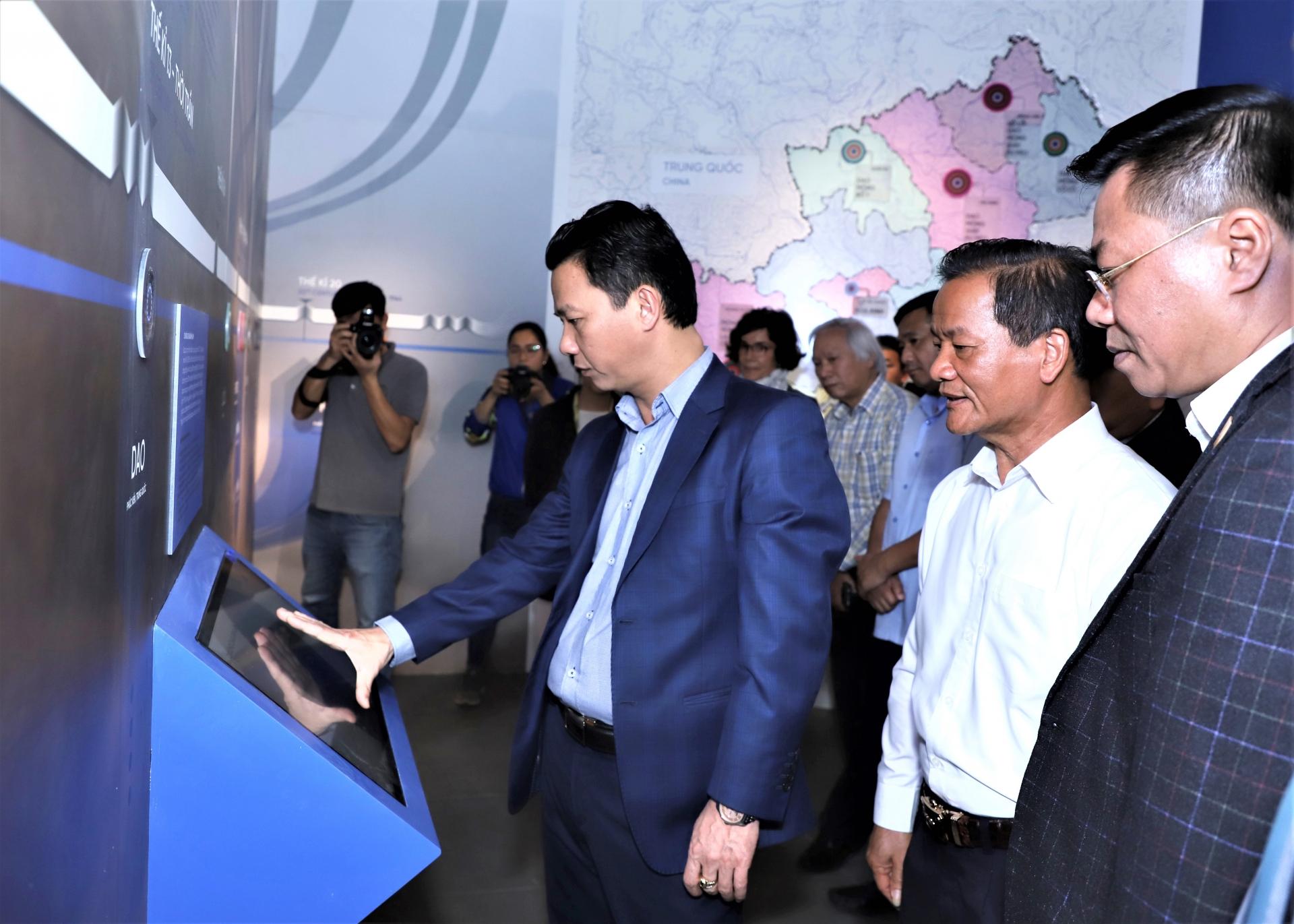 Bí thư Tỉnh ủy Đặng Quốc Khánh trải nghiệm công nghệ hiện đại phục vụ trưng bày tại Bảo tàng