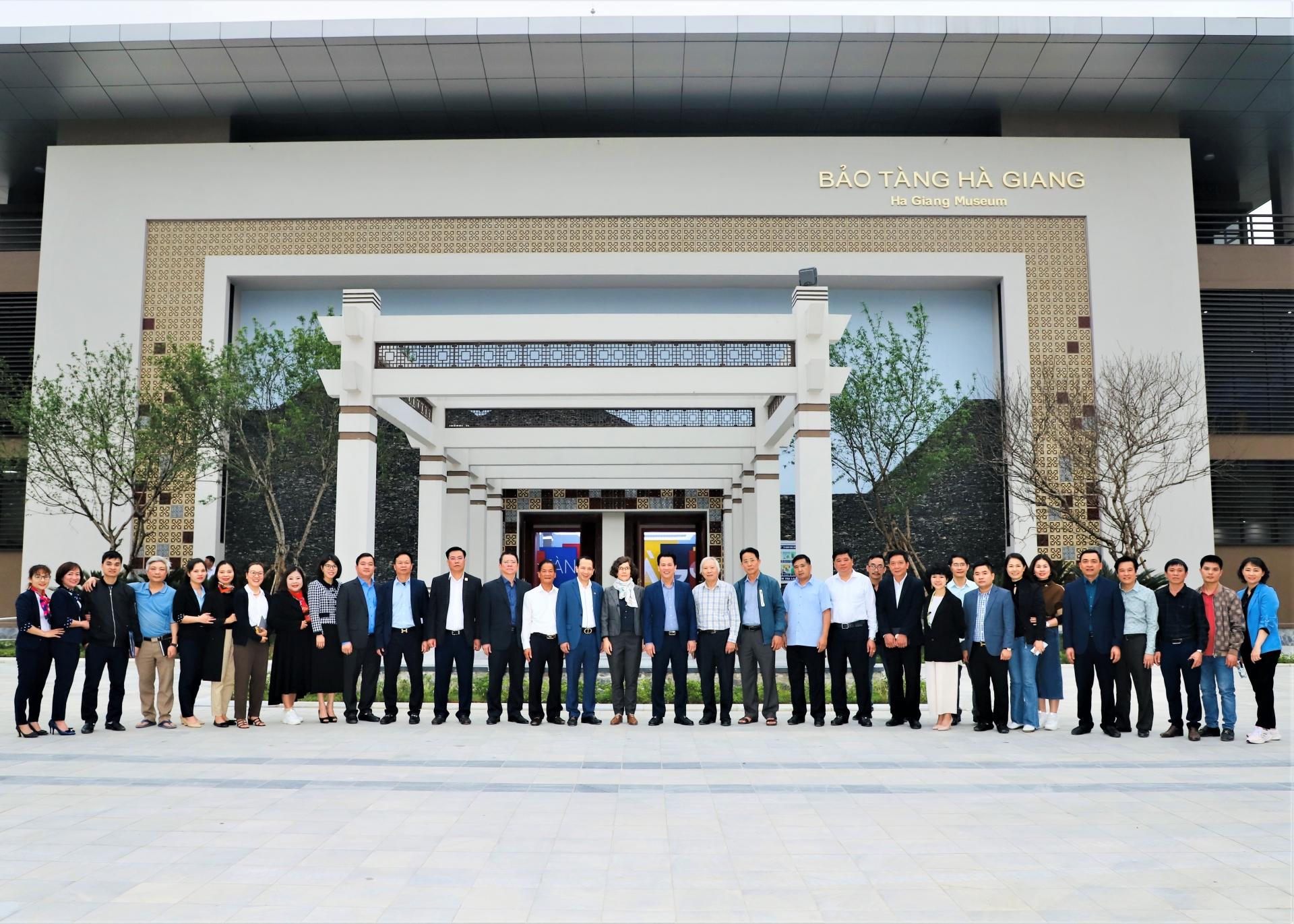 Bí thư Tỉnh ủy Đặng Quốc Khánh cùng các đồng chí lãnh đạo tỉnh chụp ảnh lưu niệm với đơn vị tư vấn và nhà thầu thi công dự án cùng cán bộ, lãnh đạo Bảo tàng tỉnh.
