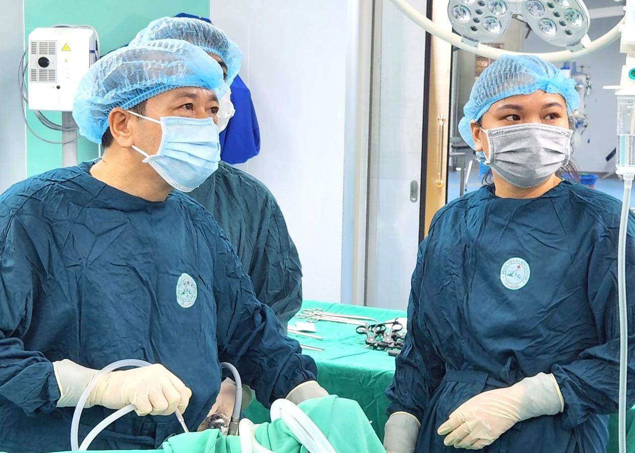 Phó Chủ tịch UBND tỉnh Trần Đức Quý tham gia ca phẫu thuật (Ảnh: CTV).