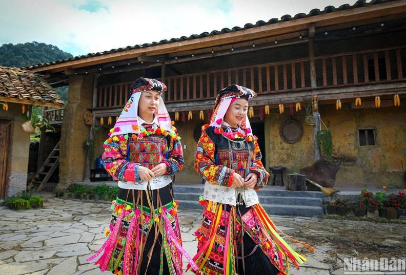 Colourful beauty of Lo Lo ethnic costumes  ảnh 1