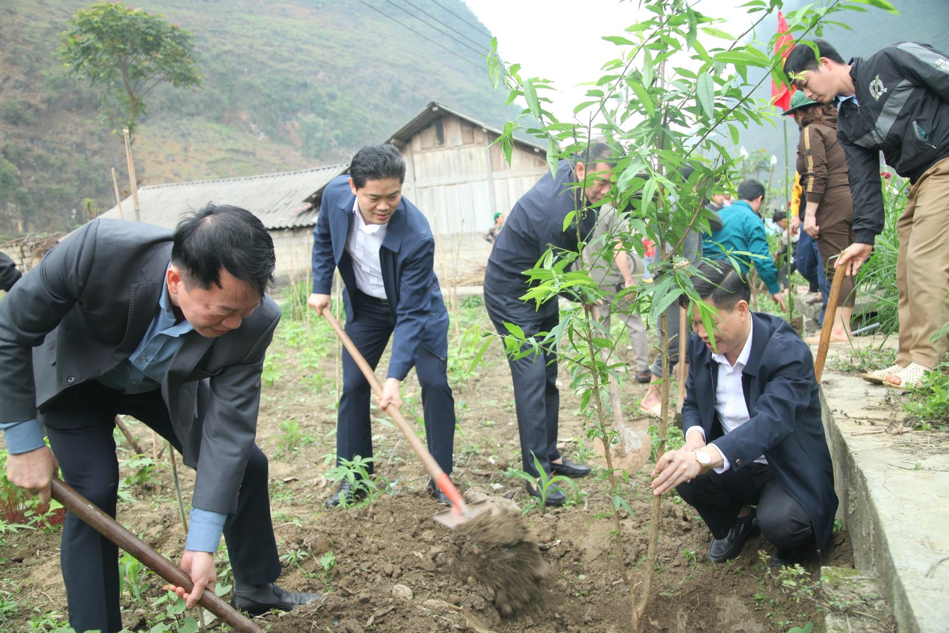 Trưởng Ban Tuyên giáo Vũ Mạnh Hà và lãnh đạo huyện Yên Minh tham gia trồng cây Đào tạo cảnh quan.