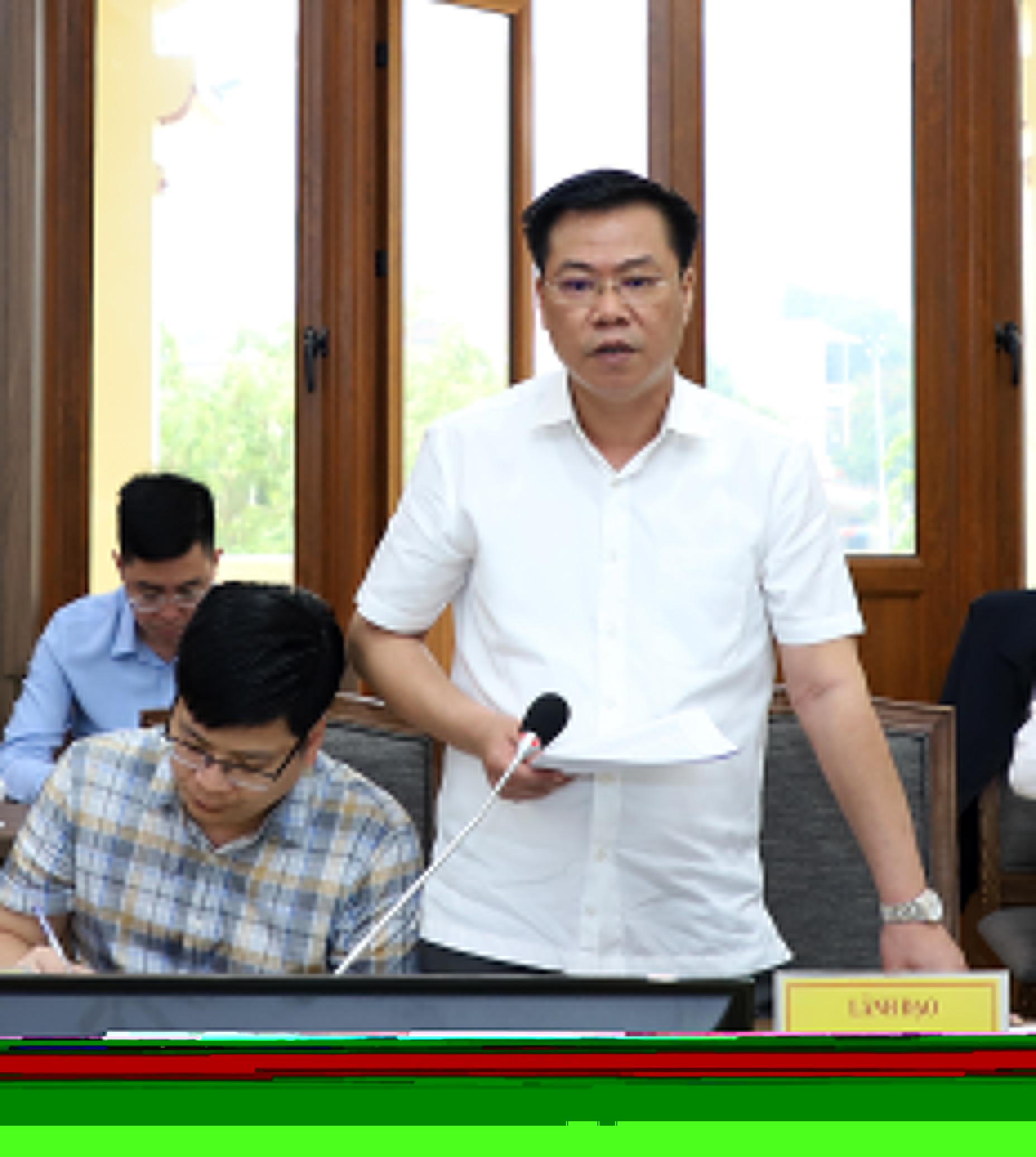 Giám đốc Sở Xây dựng Nguyễn Tiến Dũng đề nghị huyện Vị Xuyên sớm hoàn thiện các đồ án quy hoạch và tăng cường thực hiện quy chế quản lý kiến trúc trên địa bàn.