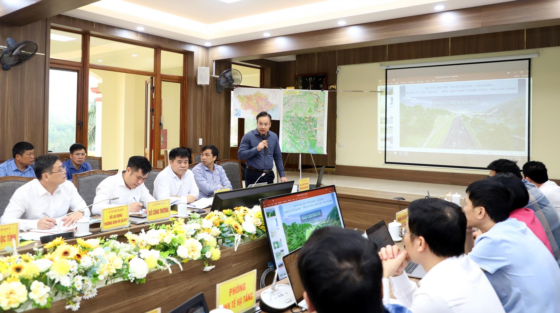 Lãnh đạo Ban quản lý Dự án Đầu tư công trình giao thông tỉnh báo cáo đầu kỳ dự án đường cao tốc đoạn từ xã Tân Quang đi Cửa khẩu Quốc tế Thanh Thủy.