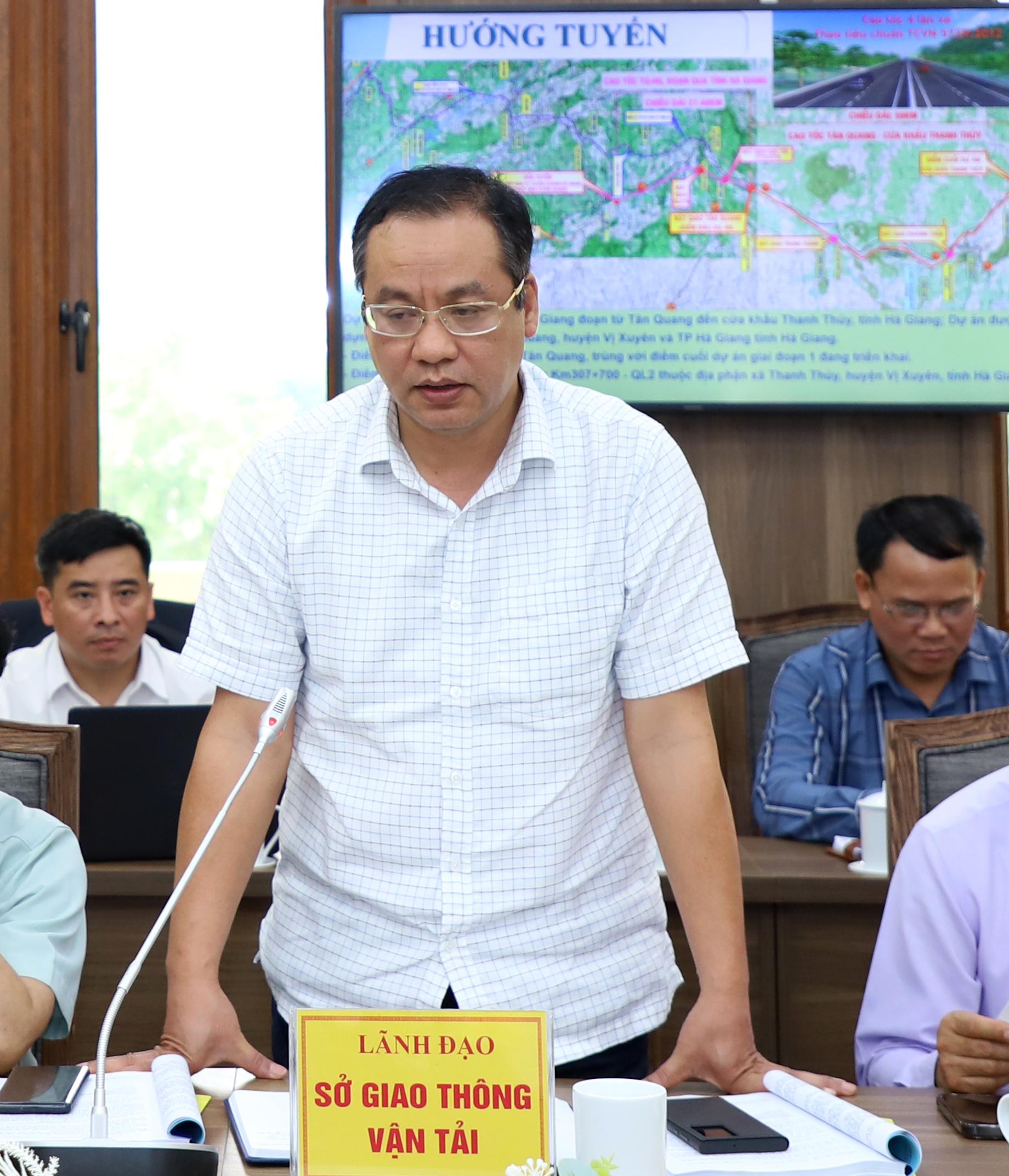 Giám đốc Sở Giao thông vận tải Lê Minh Đức đề nghị huyện Vị Xuyên đẩy nhanh tiến độ các dự án đường giao thông và xử lý dứt điểm các trường hợp vi phạm hành lang an toàn giao thông.